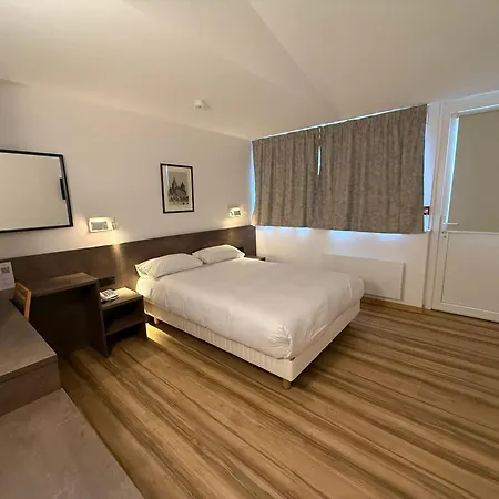 - Montagne Verte & Restaurant Louisiane Szálloda 2*